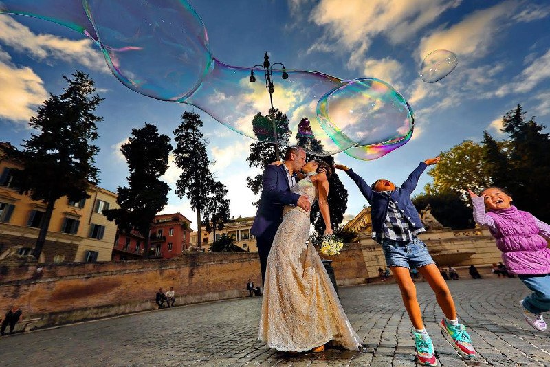 Νέα μόδα: Ελληνες νεόνυμφοι ταξιδεύουν στο εξωτερικό, ξαναντύνονται νύφες και γαμπροί και ξαναφωτογραφίζονται! [εικόνες] | iefimerida.gr 6