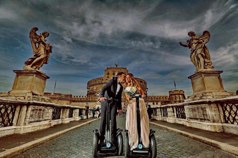 Νέα μόδα: Ελληνες νεόνυμφοι ταξιδεύουν στο εξωτερικό, ξαναντύνονται νύφες και γαμπροί και ξαναφωτογραφίζονται! [εικόνες] | iefimerida.gr 7