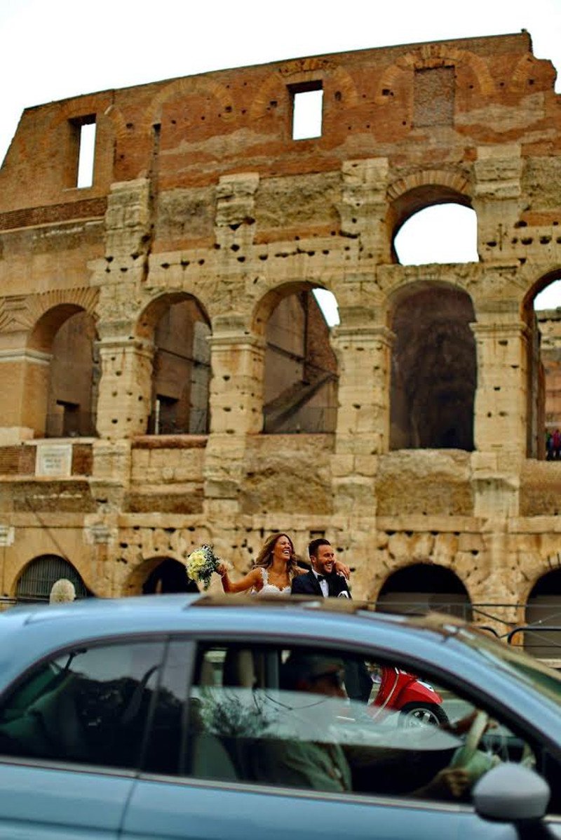 Νέα μόδα: Ελληνες νεόνυμφοι ταξιδεύουν στο εξωτερικό, ξαναντύνονται νύφες και γαμπροί και ξαναφωτογραφίζονται! [εικόνες] | iefimerida.gr 8