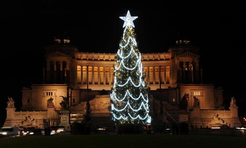 H Ρώμη παίρνει το βραβείο χειρότερου χριστουγεννιάτικου δέντρου -Εξαλλοι οι κάτοικοι [εικόνες & βίντεο] | iefimerida.gr 1