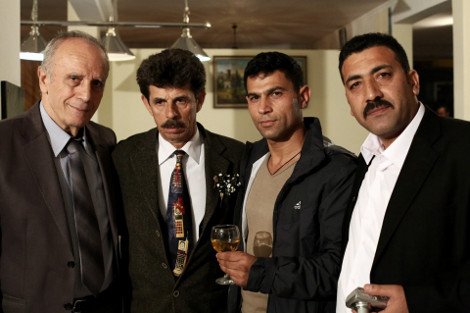 Η κοπή της πίτας των Ρομά τα είχε όλα: Τσιφτετέλια, όργανα, χαρτούρα και χρυσές λίρες [εικόνες & βίντεο] | iefimerida.gr 2