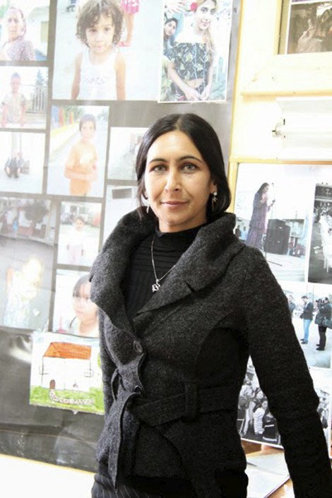 Η Ρομά που κάποτε πουλούσε λουλούδια στους δρόμους και η πιτσιρίκα του ευρωψηφοδελτίου του ΣΥΡΙΖΑ [εικόνες] | iefimerida.gr 2