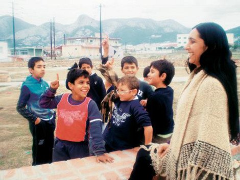 Η Ρομά που κάποτε πουλούσε λουλούδια στους δρόμους και η πιτσιρίκα του ευρωψηφοδελτίου του ΣΥΡΙΖΑ [εικόνες] | iefimerida.gr 0