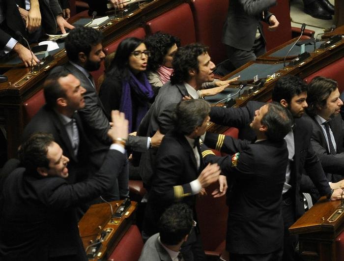 Σε ρωμαϊκή αρένα μετατράπηκε η ιταλική Βουλή [βίντεο]  | iefimerida.gr 0