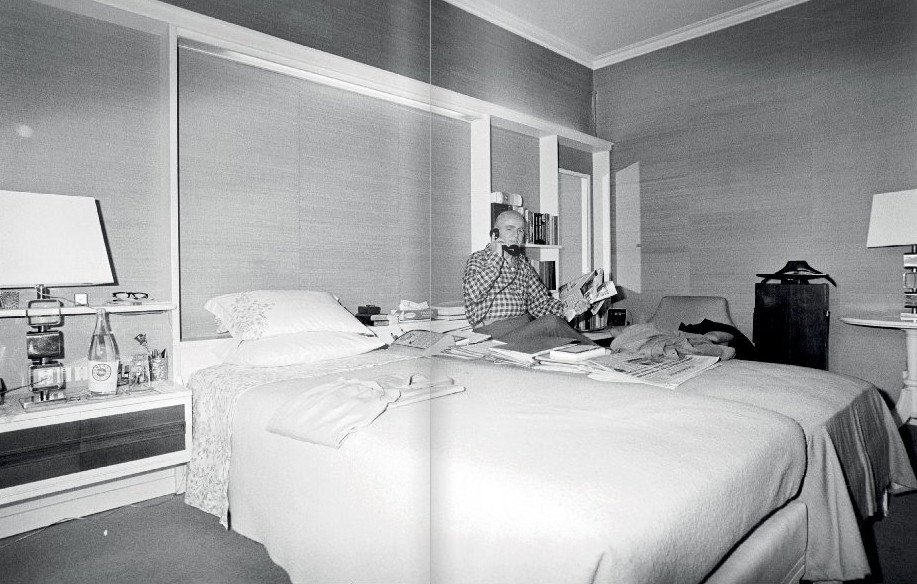 Οταν ο Κωνσταντίνος Καραμανλής φωτογραφιζόταν στο υπέρδιπλο κρεβάτι του για το Paris Match [εικόνα] | iefimerida.gr 0