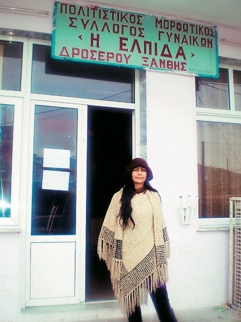 Η Ρομά που κάποτε πουλούσε λουλούδια στους δρόμους και η πιτσιρίκα του ευρωψηφοδελτίου του ΣΥΡΙΖΑ [εικόνες] | iefimerida.gr 1