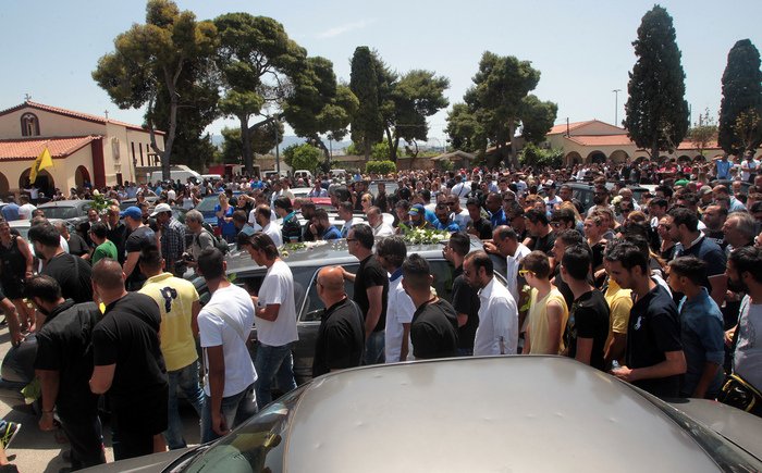 Λιποθυμίες, ένταση και χιλιάδες κόσμου στην κηδεία του 45χρονου Ρομά [εικόνες] | iefimerida.gr 2