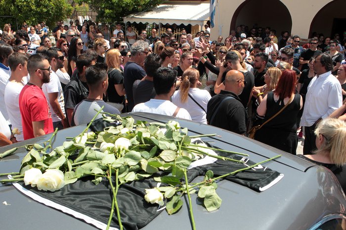 Λιποθυμίες, ένταση και χιλιάδες κόσμου στην κηδεία του 45χρονου Ρομά [εικόνες] | iefimerida.gr 3