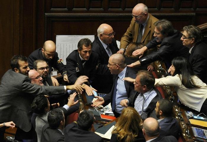 Σε ρωμαϊκή αρένα μετατράπηκε η ιταλική Βουλή [βίντεο]  | iefimerida.gr 3