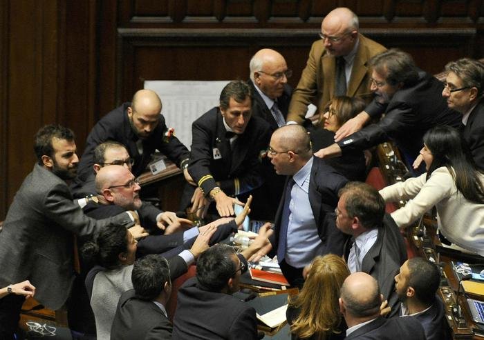 Σε ρωμαϊκή αρένα μετατράπηκε η ιταλική Βουλή [βίντεο]  | iefimerida.gr 4