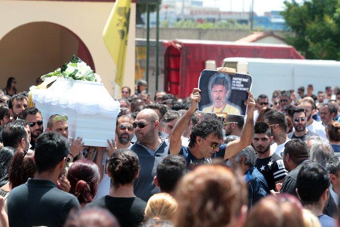 Λιποθυμίες, ένταση και χιλιάδες κόσμου στην κηδεία του 45χρονου Ρομά [εικόνες] | iefimerida.gr 5