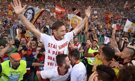 «Πόλεμος» στη Ρώμη: Χειρονομίες Ντε Ρόσι και μήνυμα Τότι στην Λάτσιο [εικόνες & βίντεο] | iefimerida.gr 1