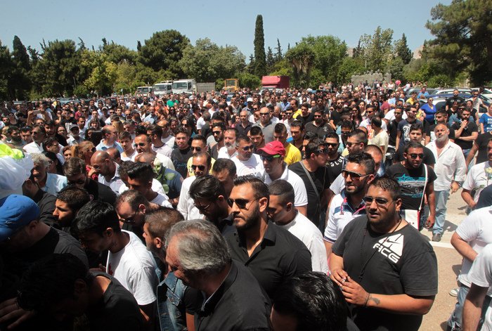 Λιποθυμίες, ένταση και χιλιάδες κόσμου στην κηδεία του 45χρονου Ρομά [εικόνες] | iefimerida.gr 0