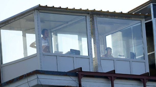 Δημοσιογράφοι στη Ρουμανία έκαναν μετάδοση... χωρίς ρούχα [εικόνες] | iefimerida.gr 0