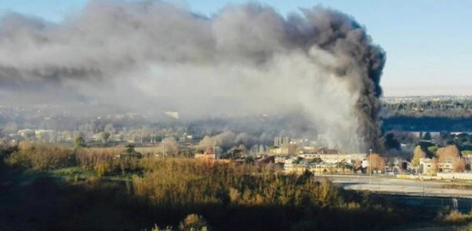 Ρώμη: Πυρκαγιά σε κέντρο συλλογής και επεξεργασίας απορριμμάτων | iefimerida.gr 0