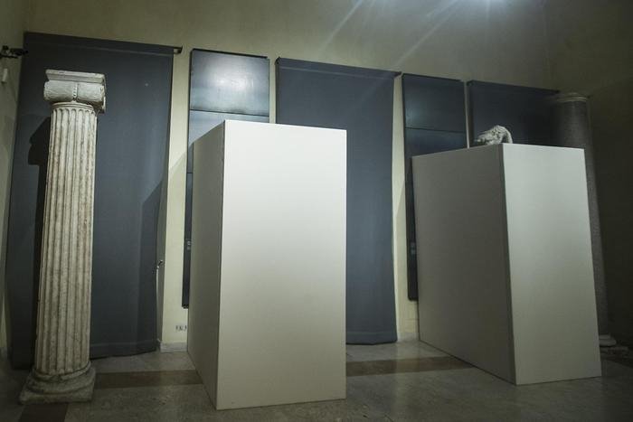 Η ερώτηση που δεν περίμενε ο Τσίπρας -Για τα καλυμμένα αγάλματα στην Ιταλία | iefimerida.gr 1