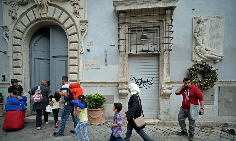 Ξεκίνησαν μαθήματα Ιταλικών οι 12 πρόσφυγες που πήρε μαζί του ο Πάπας από την Λέσβο | iefimerida.gr 1