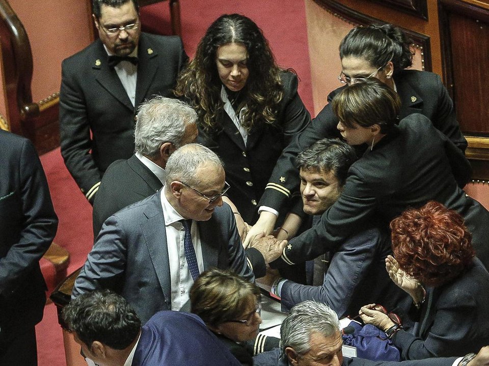 Ιταλία: Σοβαρά επεισόδια μέσα και έξω από τη Γερουσία για το μεταναστευτικό [εικόνες & βίντεο] | iefimerida.gr 1