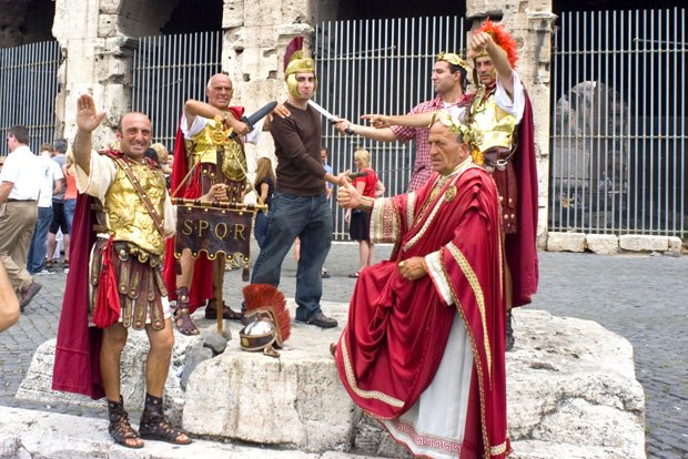 Ο δήμαρχος της Ρώμης «διώχνει» από την πόλη μονομάχους και Ρωμαίους εκατόνταρχους | iefimerida.gr 1