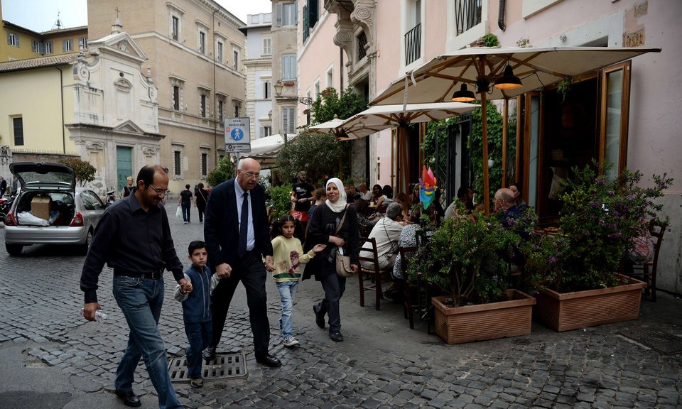 Ξεκίνησαν μαθήματα Ιταλικών οι 12 πρόσφυγες που πήρε μαζί του ο Πάπας από την Λέσβο | iefimerida.gr 0