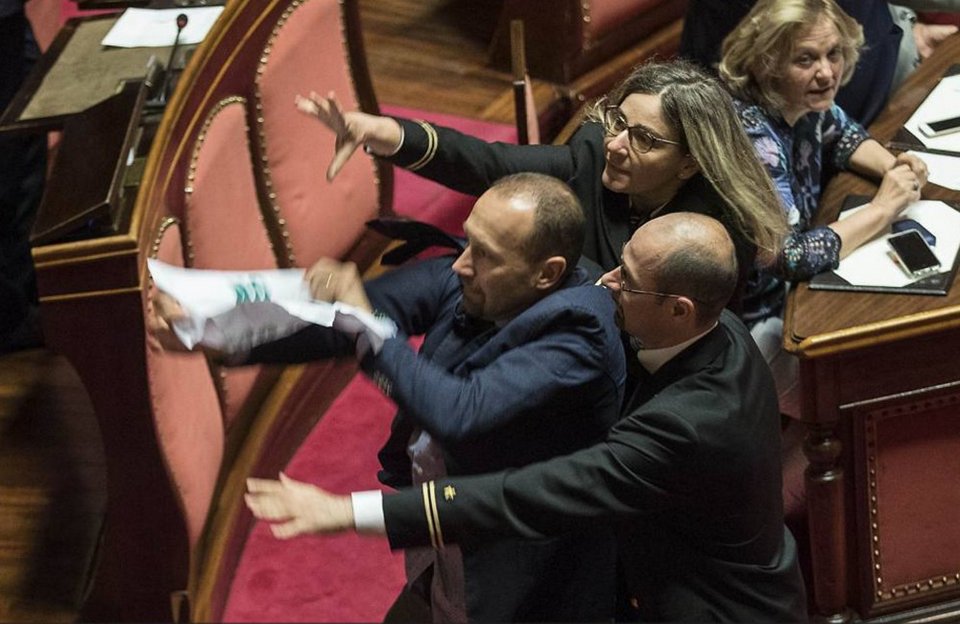 Ιταλία: Σοβαρά επεισόδια μέσα και έξω από τη Γερουσία για το μεταναστευτικό [εικόνες & βίντεο] | iefimerida.gr 0