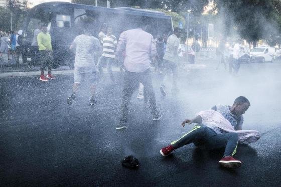  Απομάκρυναν με αντλίες νερού τους πρόσφυγες από πλατεία της Ρώμης [εικόνες]  | iefimerida.gr 1