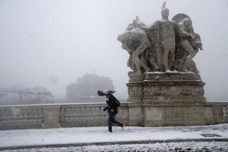 Στο έλεος του χιονιά η Ευρώπη -Δεκάδες θάνατοι και τεράστια προβλήματα [εικόνες] | iefimerida.gr 7