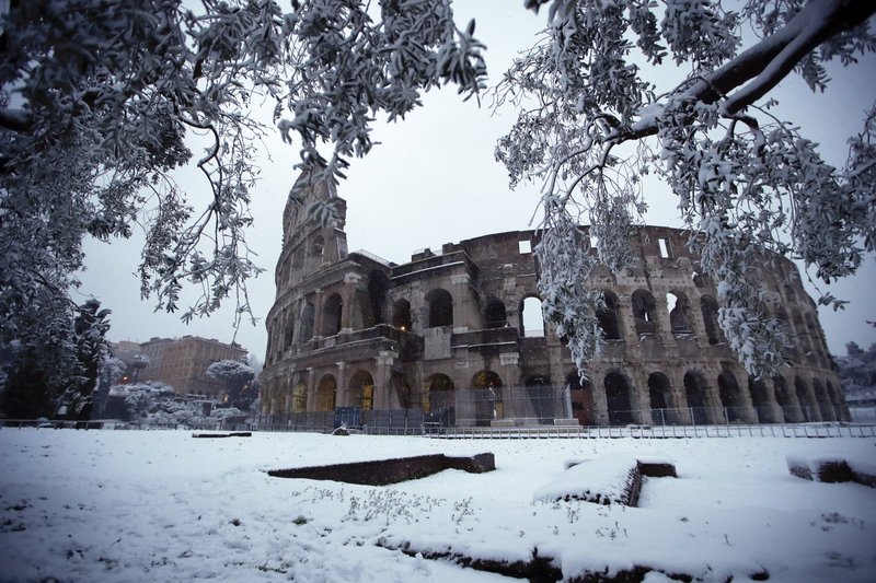 Στο έλεος του χιονιά η Ευρώπη -Δεκάδες θάνατοι και τεράστια προβλήματα [εικόνες] | iefimerida.gr 1