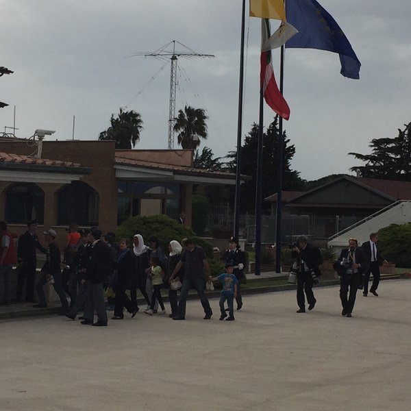 Ποιοι είναι οι 12 τυχεροί πρόσφυγες που έφυγαν μαζί με τον Πάπα από τη Λέσβο [εικόνες] | iefimerida.gr 2