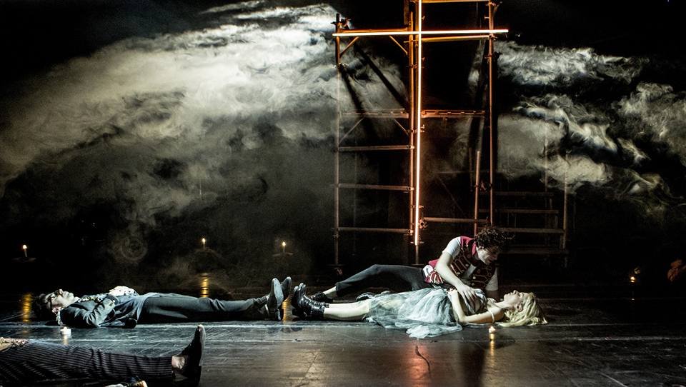 Ρωμαίος και Ιουλιέτα του Κωνσταντίνου Ρήγου, χωρίς εισιτήριο στο Δημοτικό Θέατρο Πειραιά [εικόνες] | iefimerida.gr 0