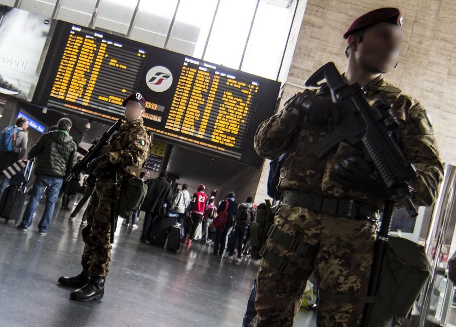 Στρατιώτες και αστυνομικοί με το δάχτυλο στη σκανδάλη -Μέτρα ασφαλείας σε όλο τον κόσμο [εικόνες] | iefimerida.gr 13