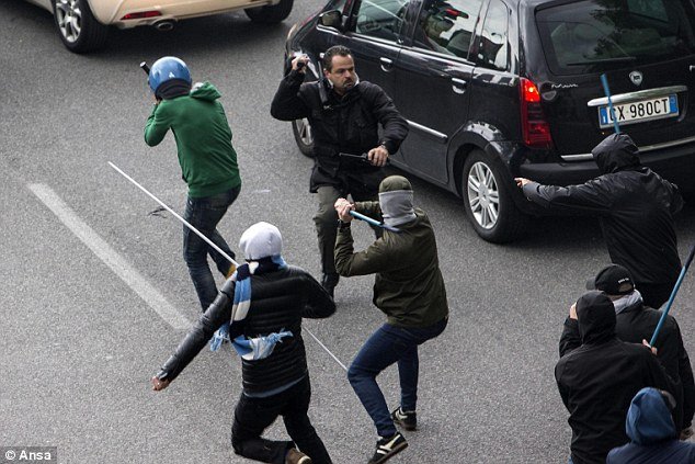 Σοβαρά επεισόδια με πυροβολισμούς στη Ρώμη πριν από τον τελικό του Ιταλικού Κυπέλλου -Τρεις τραυματίες [εικόνες] | iefimerida.gr 0