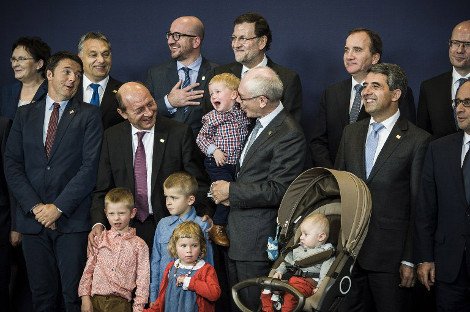 Ο Ρομπάι με τα εγγόνια του στη Σύνοδο Κορυφής -Το βλέμμα του Ολάντ στο μωρό, οι.... ζαβολιές του Ρέντσι και η αδιάφορη Μέρκελ [εικόνες] | iefimerida.gr 0