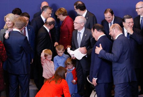 Ο Ρομπάι με τα εγγόνια του στη Σύνοδο Κορυφής -Το βλέμμα του Ολάντ στο μωρό, οι.... ζαβολιές του Ρέντσι και η αδιάφορη Μέρκελ [εικόνες] | iefimerida.gr 2