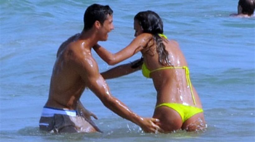 H Iρίνα Σάικ με λαχανί μαγιό ψαρεύει στην Κρήτη [εικόνες] | iefimerida.gr 1