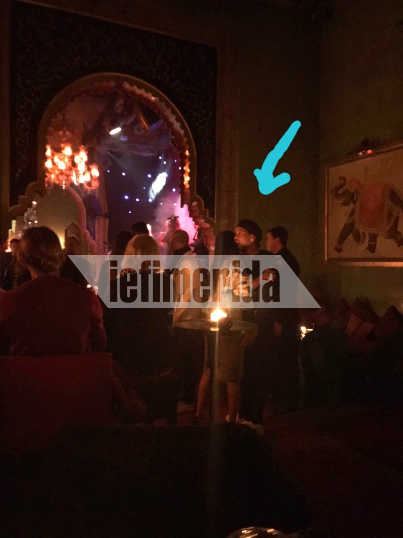 Αποκλειστικό: Η επεισοδιακή συνάντηση του Ροναλντίνιο με Ελληνες τουρίστες στο Μαρόκο -Ο μπόντιγκαρντ και τα κινητά [εικόνες & βίντεο] | iefimerida.gr 4