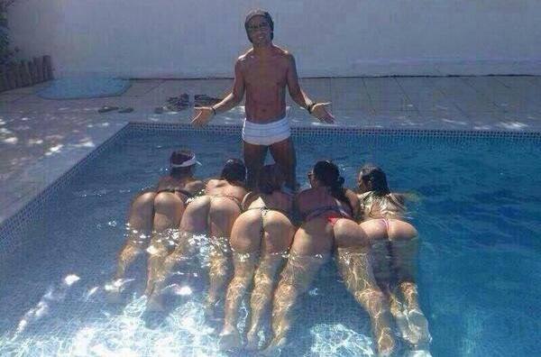 Ο Ροναλντίνιο «πνίγει τον καημό του» για τη Χρυσή Μπάλα σε μια πισίνα μαζί με... 5 μπικίνι [εικόνα] | iefimerida.gr 0