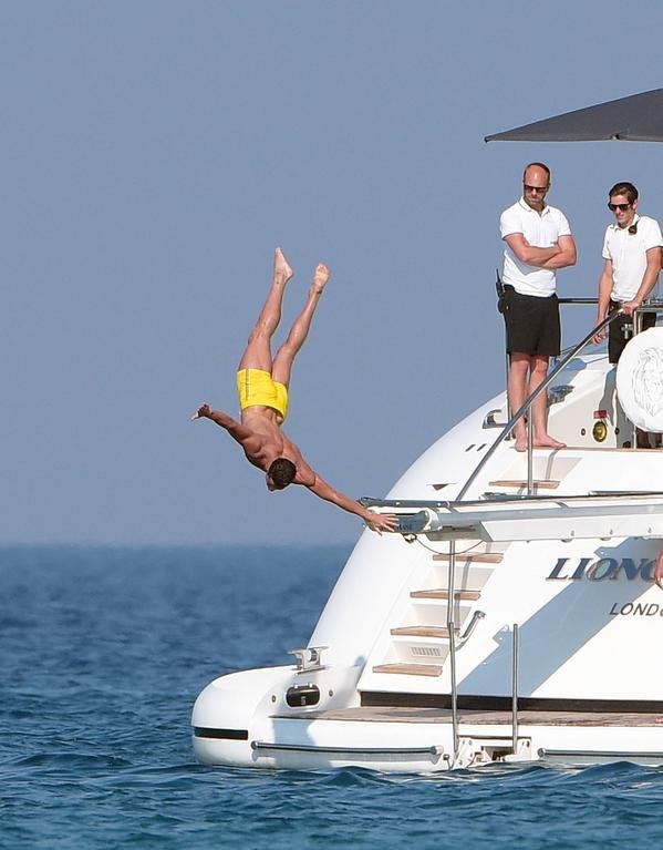 Διακοπές στο Σαν Τροπέ για τον Κριστιάνο Ρονάλντο [εικόνες] | iefimerida.gr 0