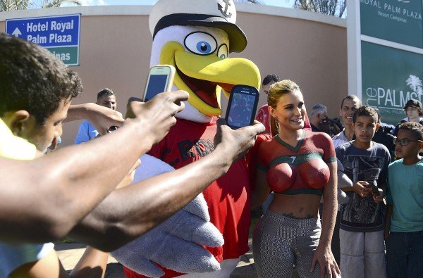 Γδύθηκε για να υποδεχθεί τον Ρονάλντο [εικόνες] | iefimerida.gr 0