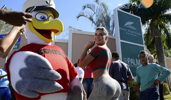 Γδύθηκε για να υποδεχθεί τον Ρονάλντο [εικόνες] | iefimerida.gr 1