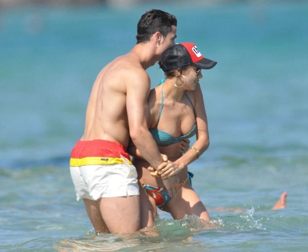 Ρονάλντο και Σάικ ζουν τον έρωτά τους στο Σαν Τροπέ [εικόνες] | iefimerida.gr 1