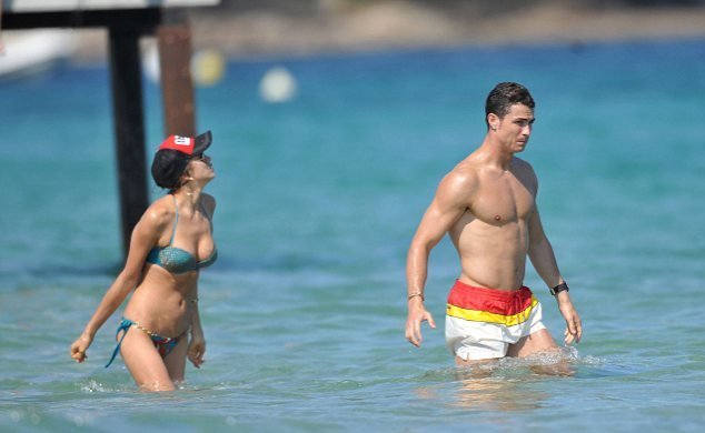 Ρονάλντο και Σάικ ζουν τον έρωτά τους στο Σαν Τροπέ [εικόνες] | iefimerida.gr 2