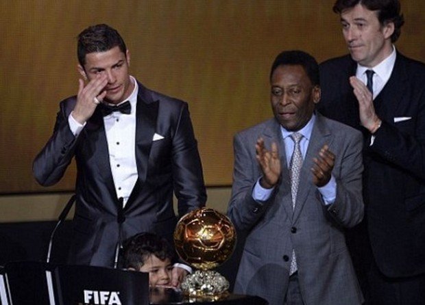 Ο Ρονάλντο είναι ο νέος «βασιλιάς» του ποδοσφαίρου -Κέρδισε τη «Χρυσή Μπάλα» για δεύτερη φορά [εικόνες&βίντεο] | iefimerida.gr 1