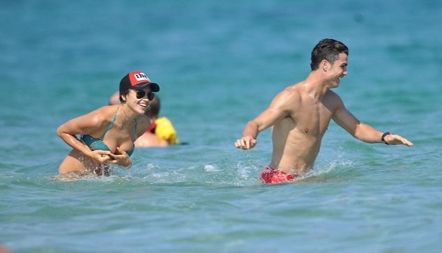 Ρονάλντο και Σάικ ζουν τον έρωτά τους στο Σαν Τροπέ [εικόνες] | iefimerida.gr 3