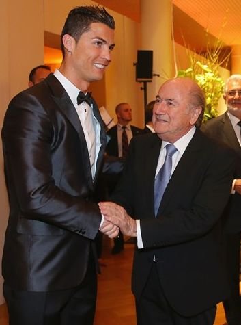 Ο Ρονάλντο είναι ο νέος «βασιλιάς» του ποδοσφαίρου -Κέρδισε τη «Χρυσή Μπάλα» για δεύτερη φορά [εικόνες&βίντεο] | iefimerida.gr 0