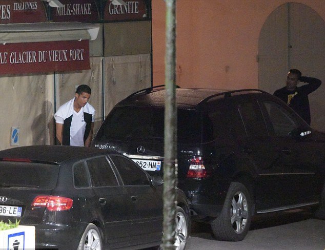 Ρεζίλι ο Κριστιάνο Ρονάλντο -Τον έπιασαν να κάνει την ανάγκη του στο δρόμο [εικόνες] | iefimerida.gr 0