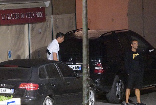 Ρεζίλι ο Κριστιάνο Ρονάλντο -Τον έπιασαν να κάνει την ανάγκη του στο δρόμο [εικόνες] | iefimerida.gr 2