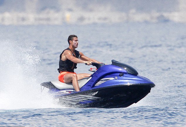 Ρεζίλι ο Κριστιάνο Ρονάλντο -Τον έπιασαν να κάνει την ανάγκη του στο δρόμο [εικόνες] | iefimerida.gr 5