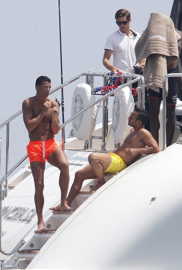 Ρεζίλι ο Κριστιάνο Ρονάλντο -Τον έπιασαν να κάνει την ανάγκη του στο δρόμο [εικόνες] | iefimerida.gr 6