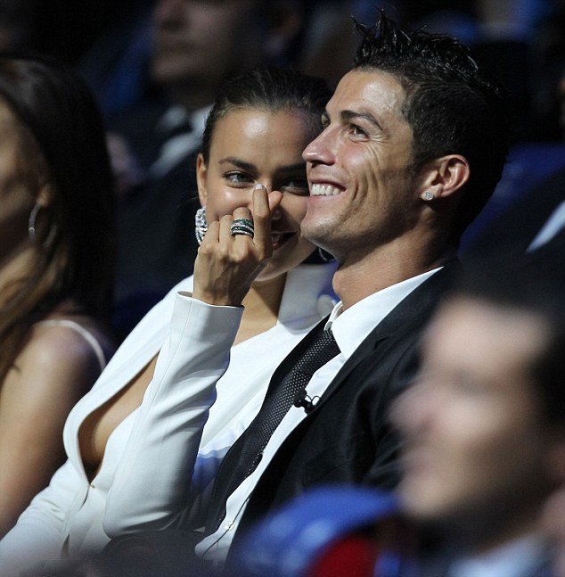 Η σύντροφος του Ρονάλντο στην κλήρωση του Champions League χωρίς σουτιέν [εικόνες] | iefimerida.gr 0